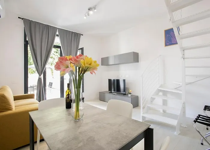 Apartment With Large Terrace And Free Car Parking Int3 *