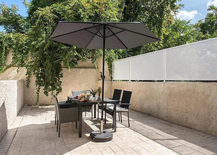 Apartment With Large Terrace And Free Car Parking Int3 *